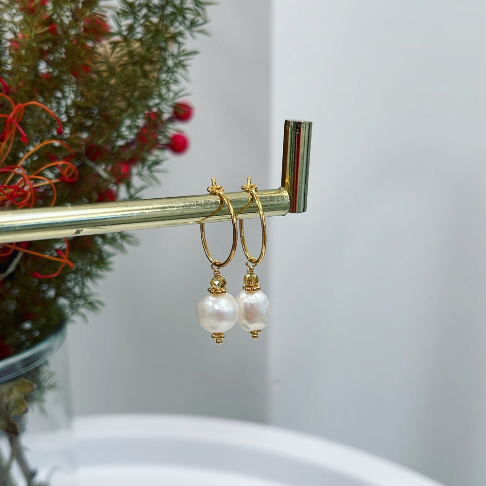 Gold Earrings With freshwater Pearls